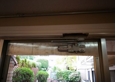 heavy duty door closer on aluminum plate